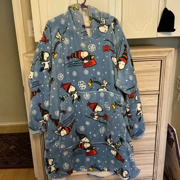 Charlotte Russe Christmas Snoopy Hooded Sherpa Lounger - Picture 7 of 9